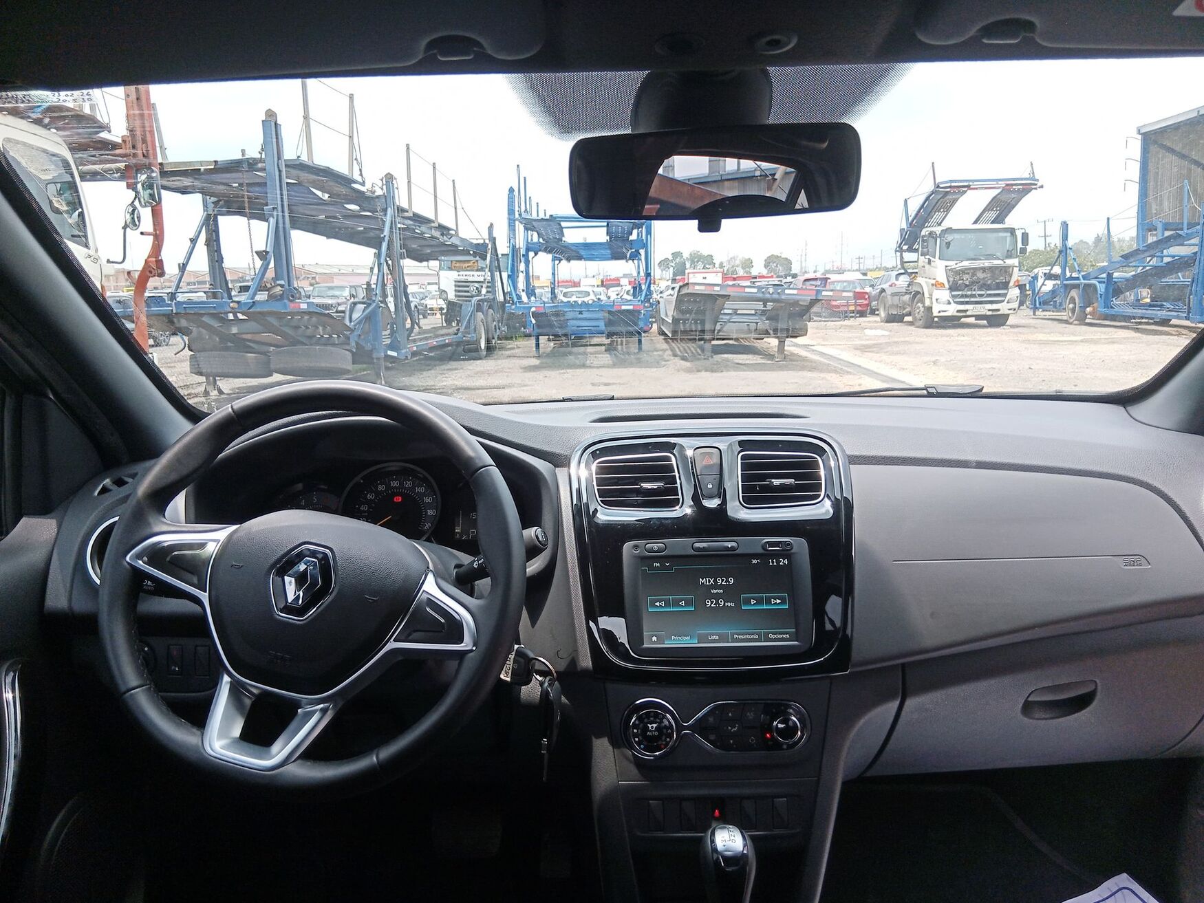 Renault - Logan - 2026 image number 11