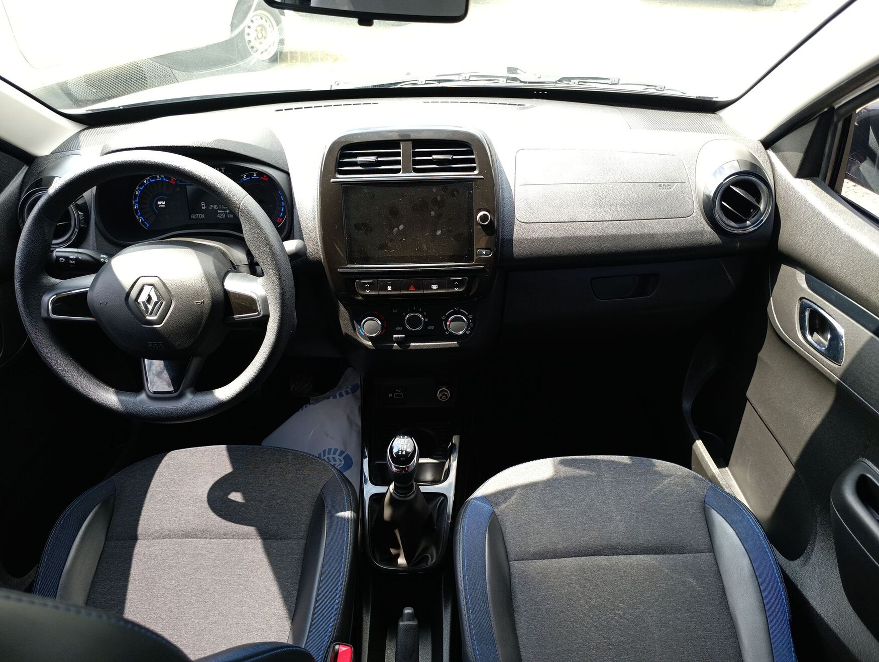 Renault - Kwid - 2025 image number 11