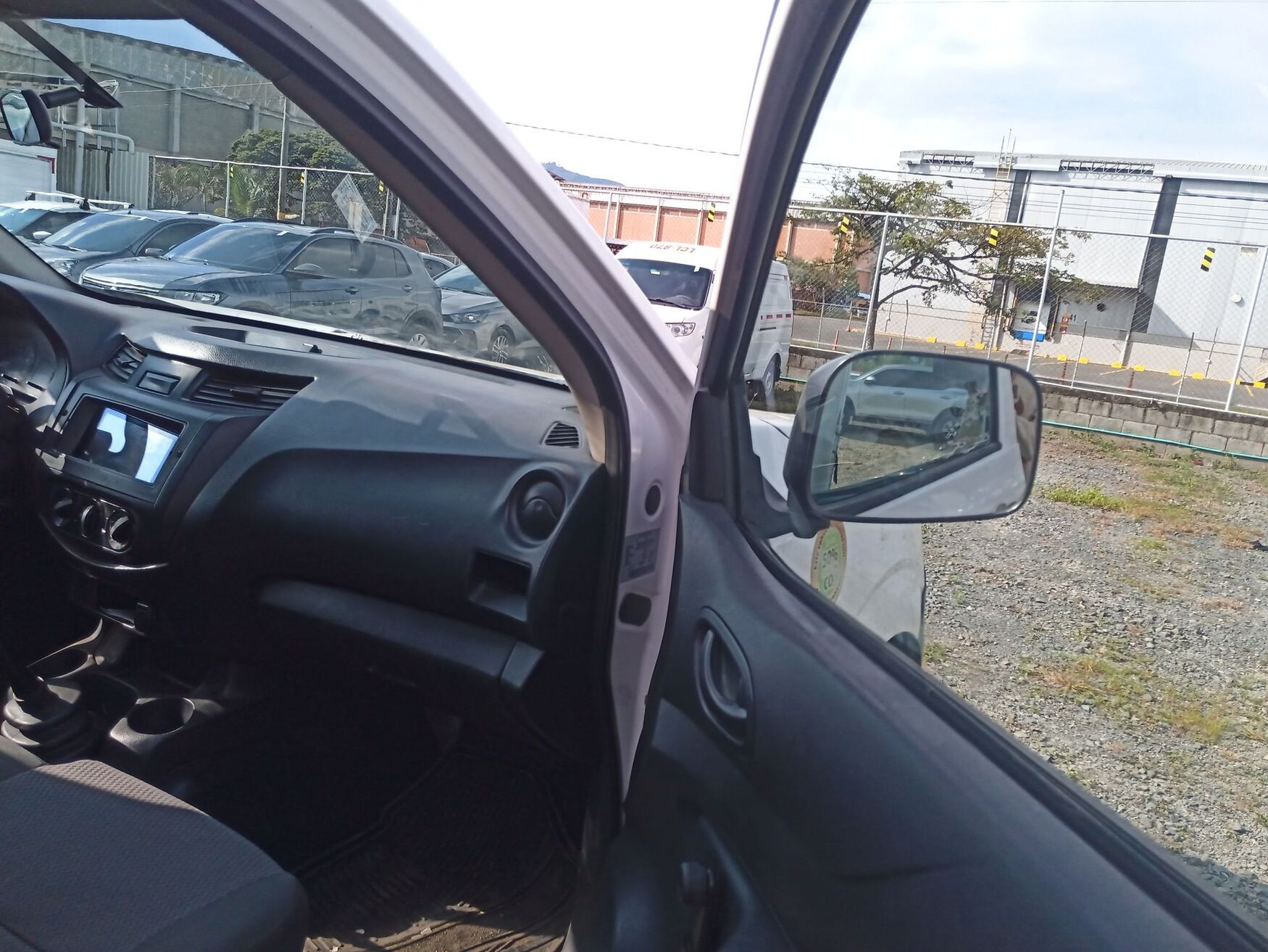 Nissan - Frontier - 2019 image number 2