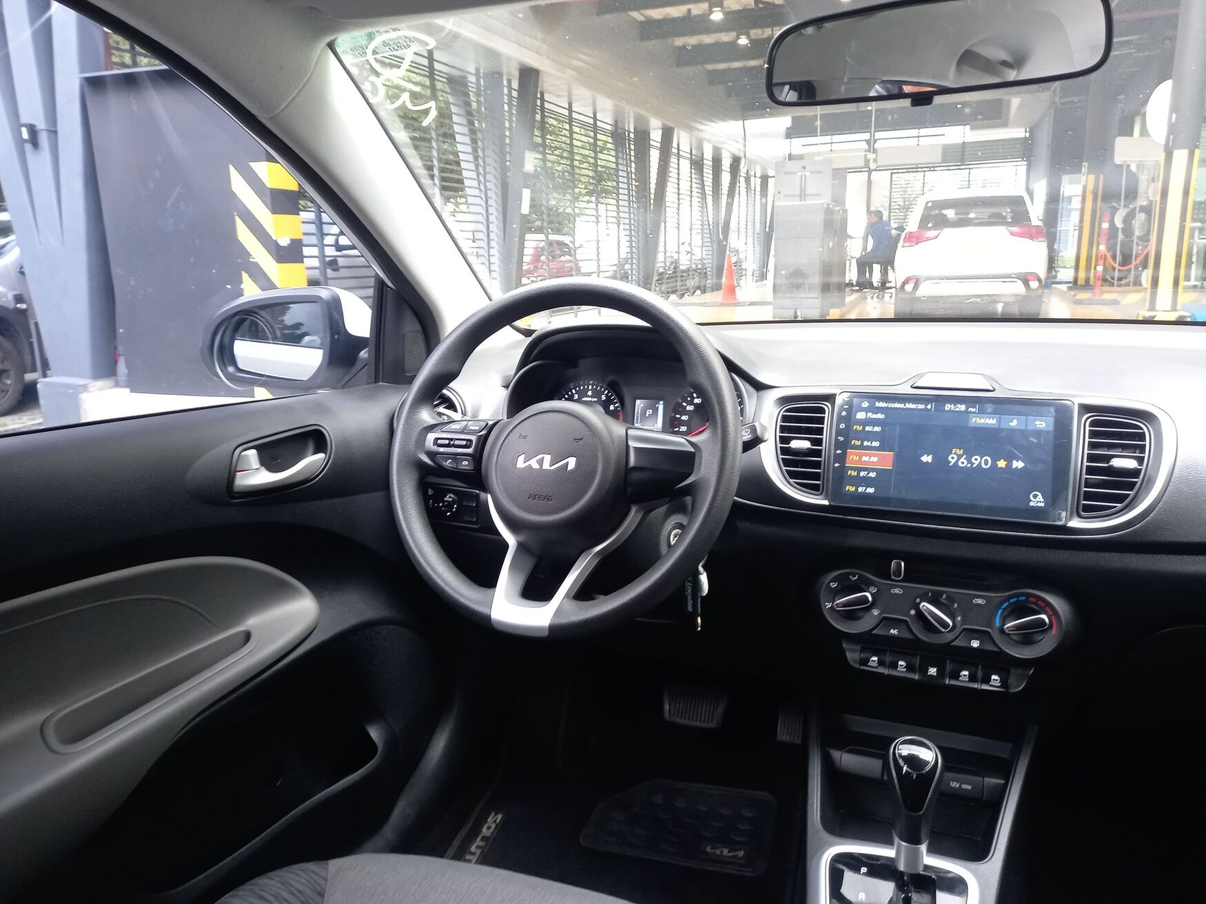 Kia - Soluto - 2025 image number 11