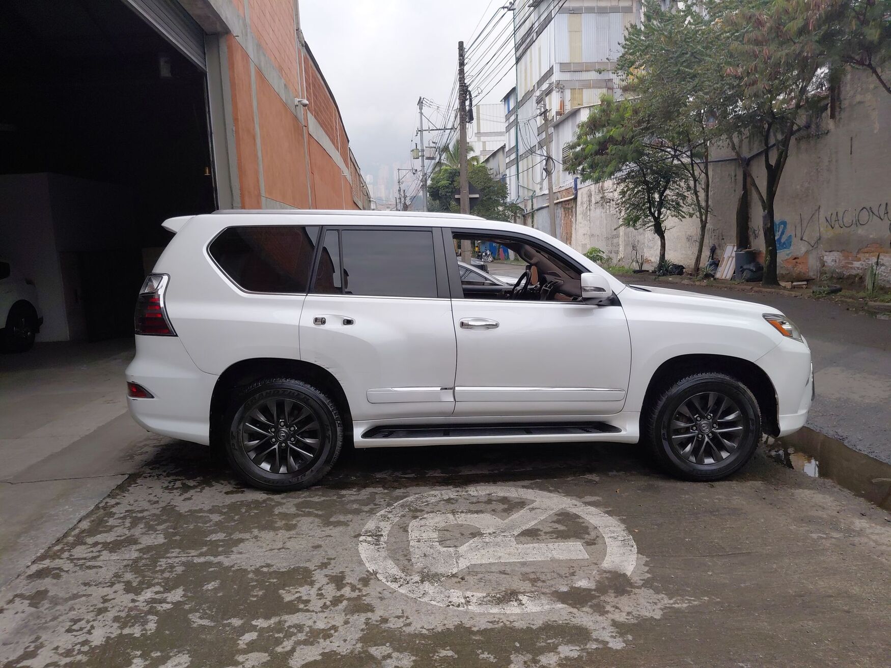 Lexus - GX 460 - 2016 image number 10