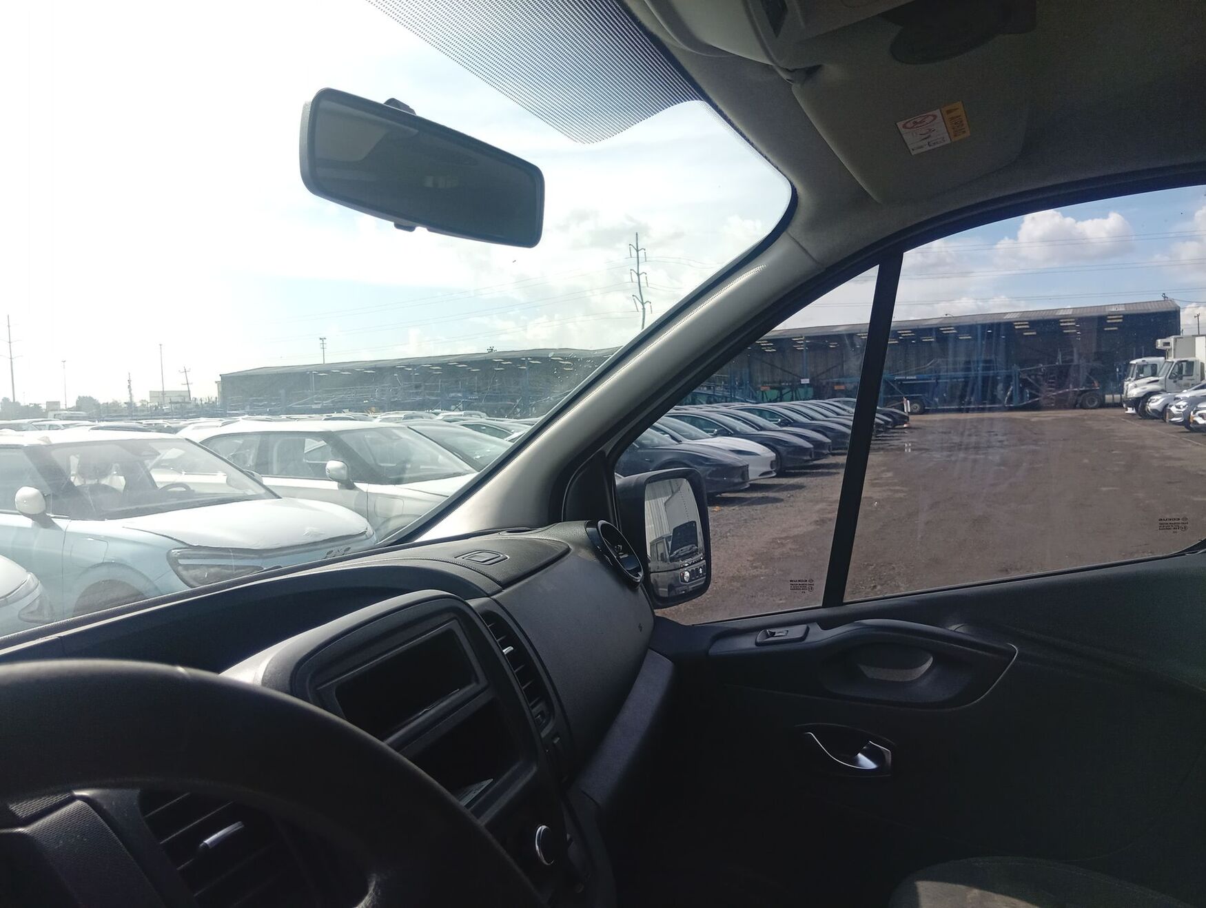 Renault - Trafic - 2021 image number 2