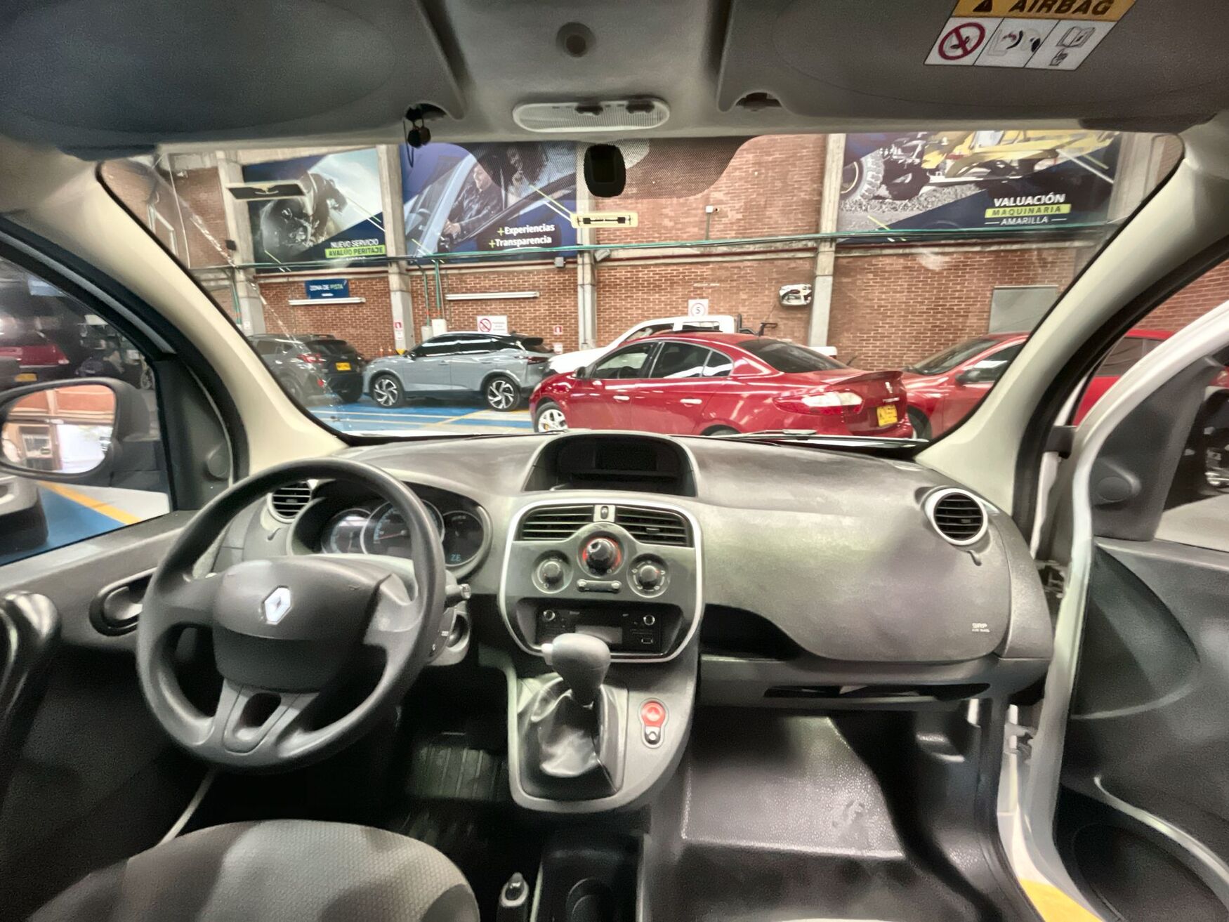 Renault - Kangoo ZE - 2020 image number 11