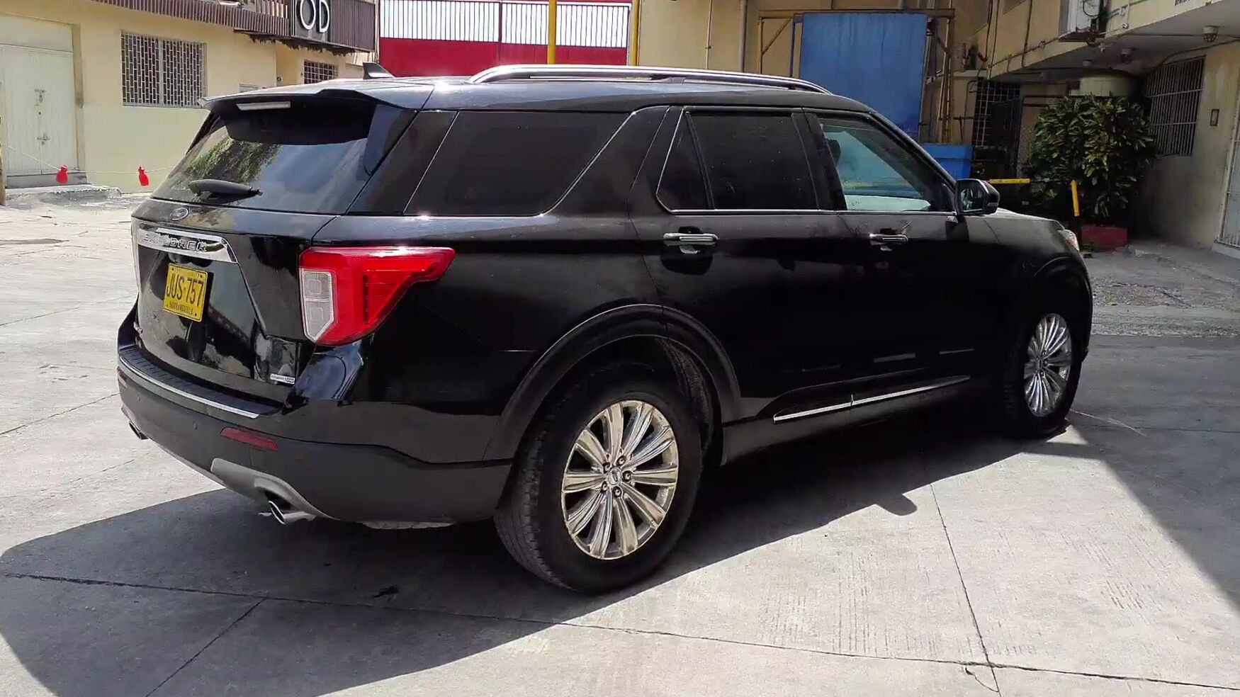 Ford - Explorer - 2021 image number 9