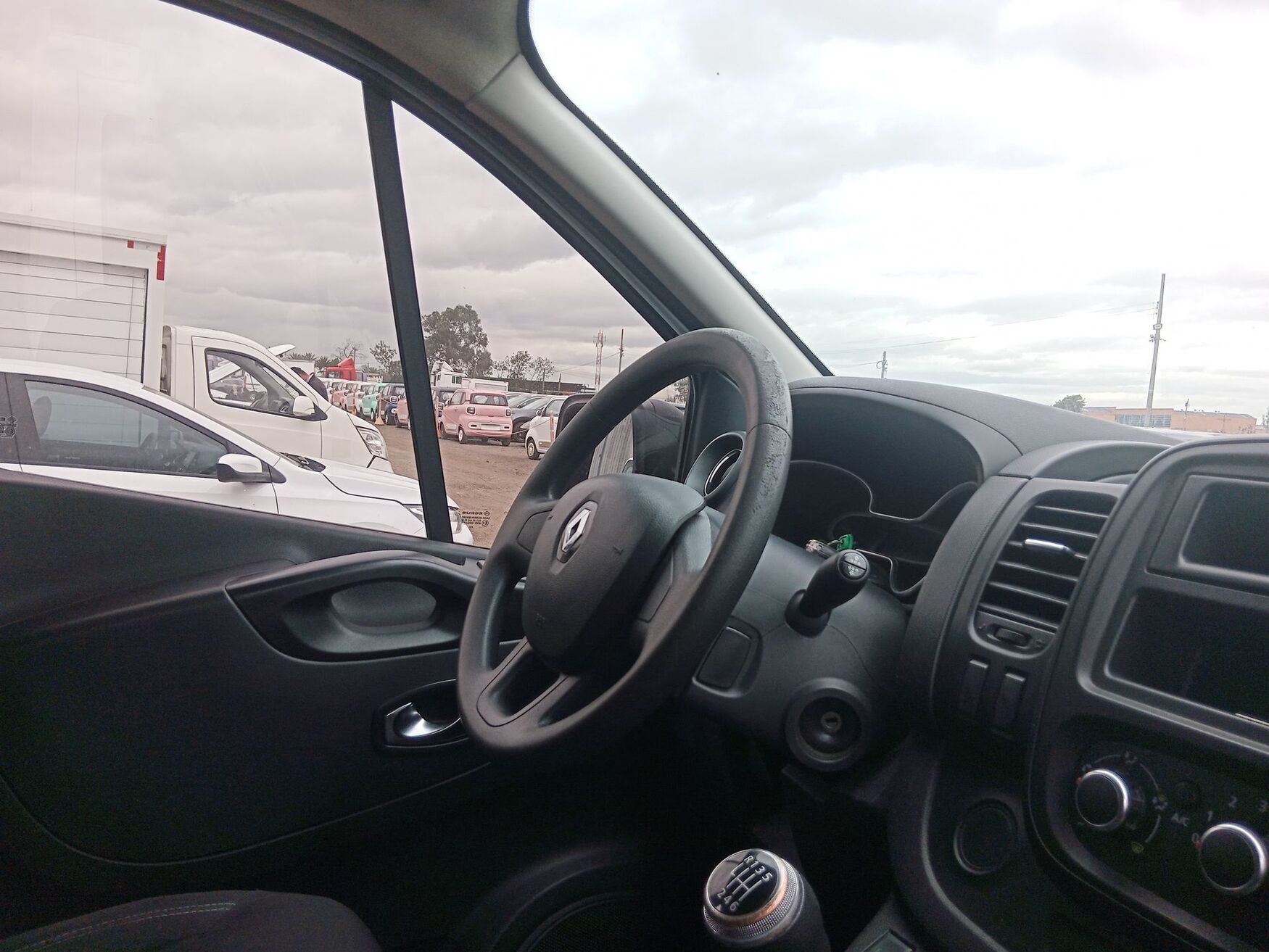 Renault - Trafic - 2023 image number 3