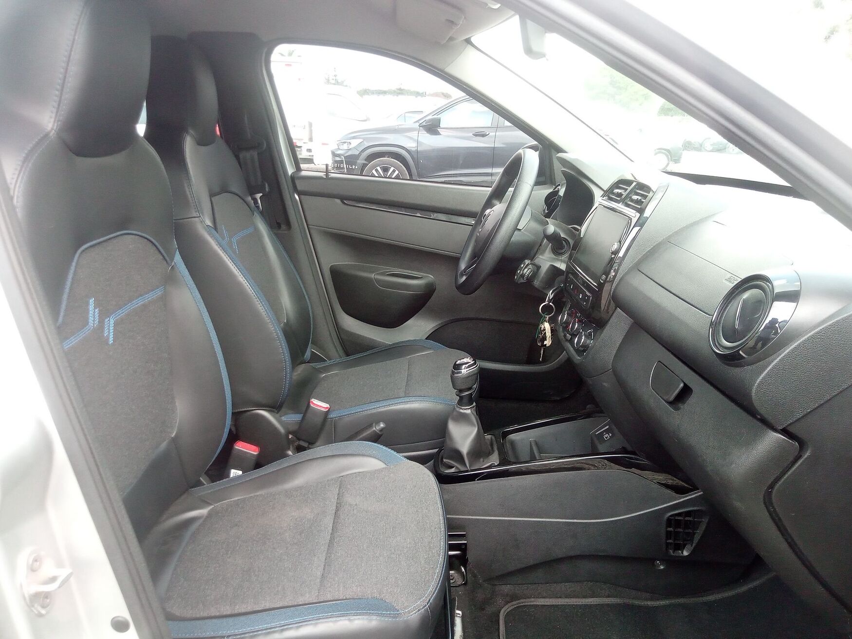 Renault - Kwid - 2025 image number 2