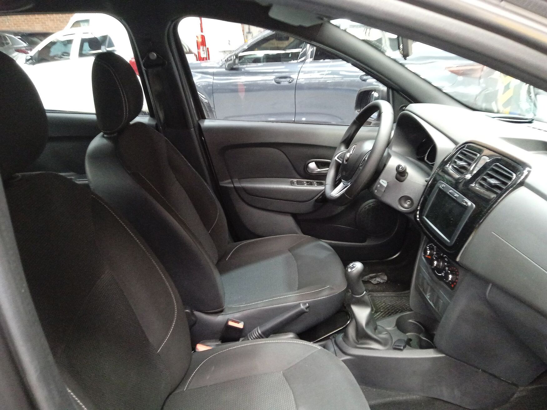 Renault - Logan - 2025 image number 3
