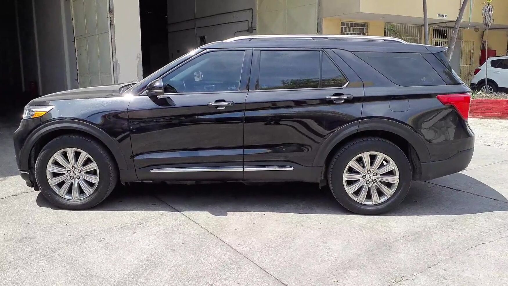 Ford - Explorer - 2021 image number 6