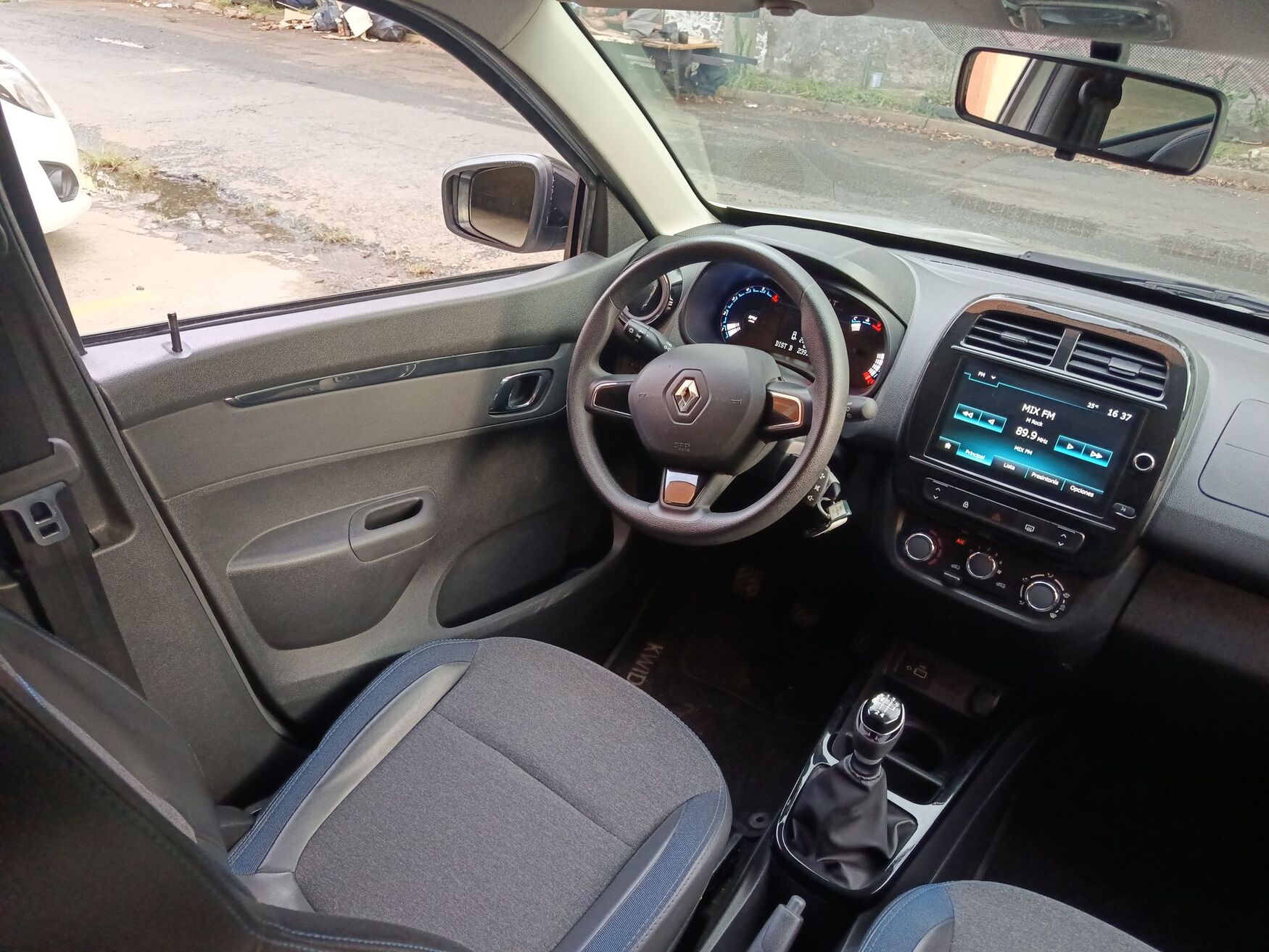 Renault - Kwid - 2025 image number 11