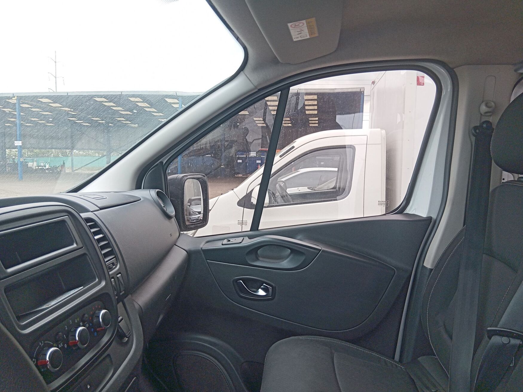 Renault - Trafic - 2023 image number 2