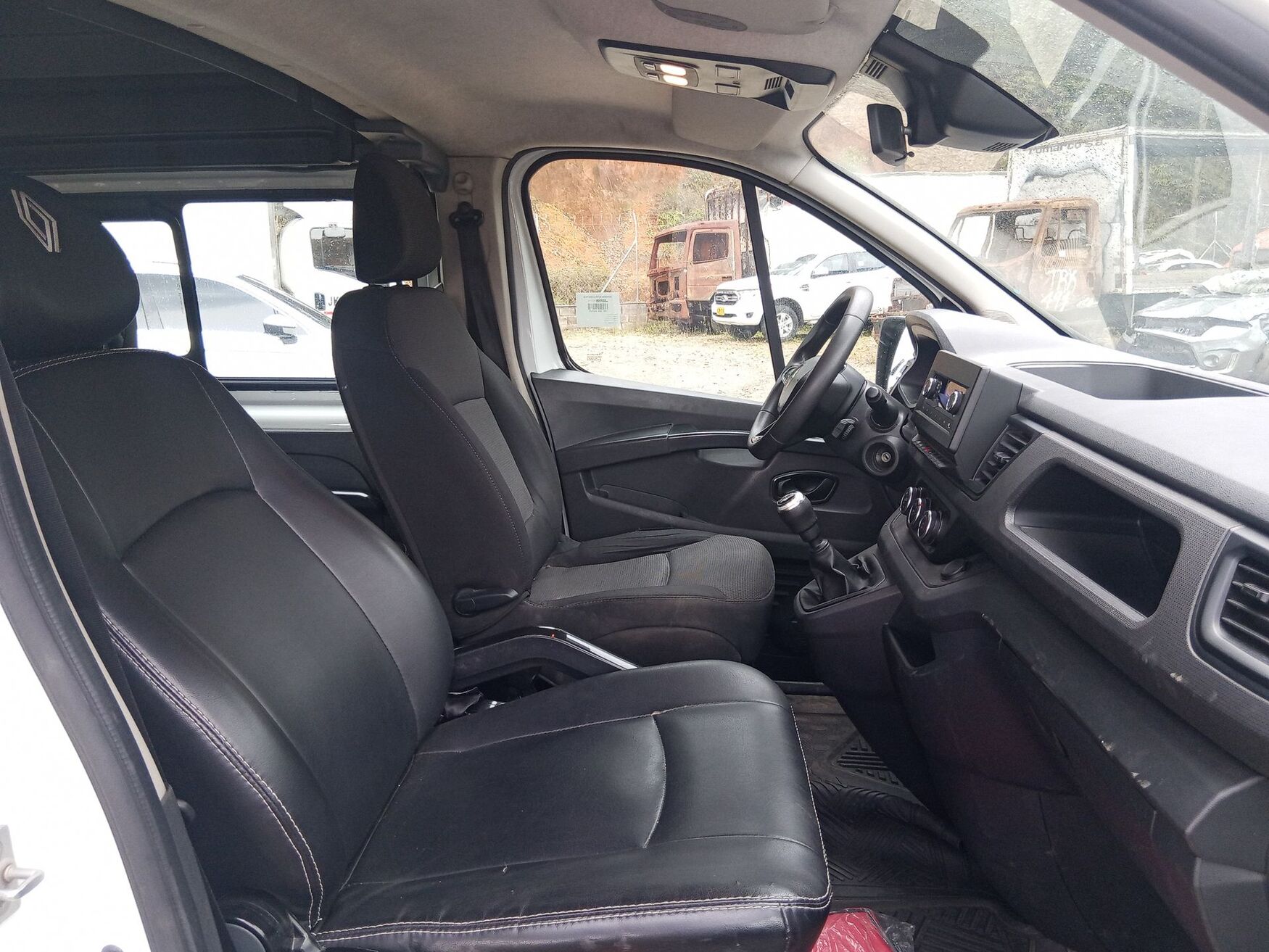 Renault - Trafic - 2024 image number 2