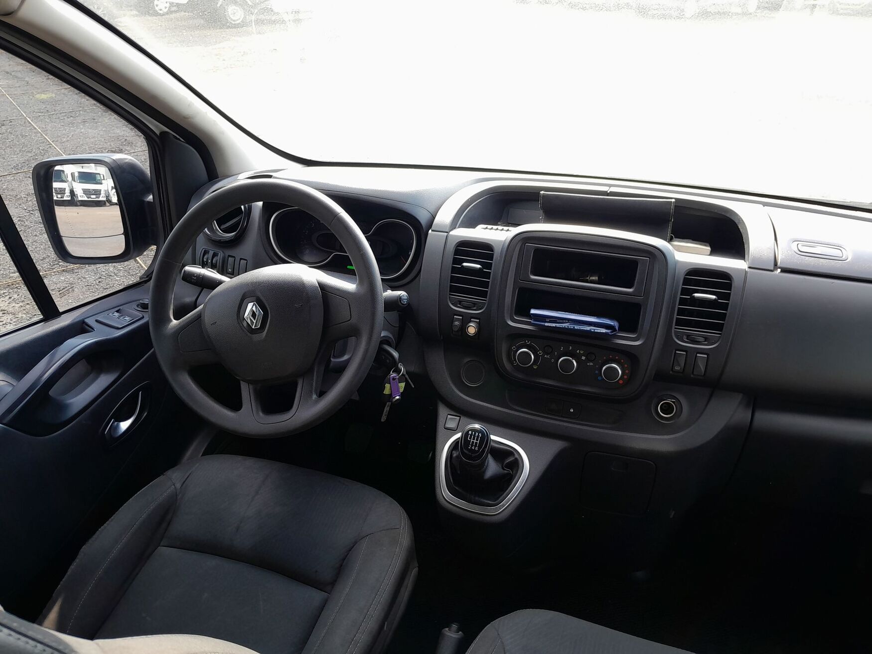 Renault - Trafic - 2021 image number 11