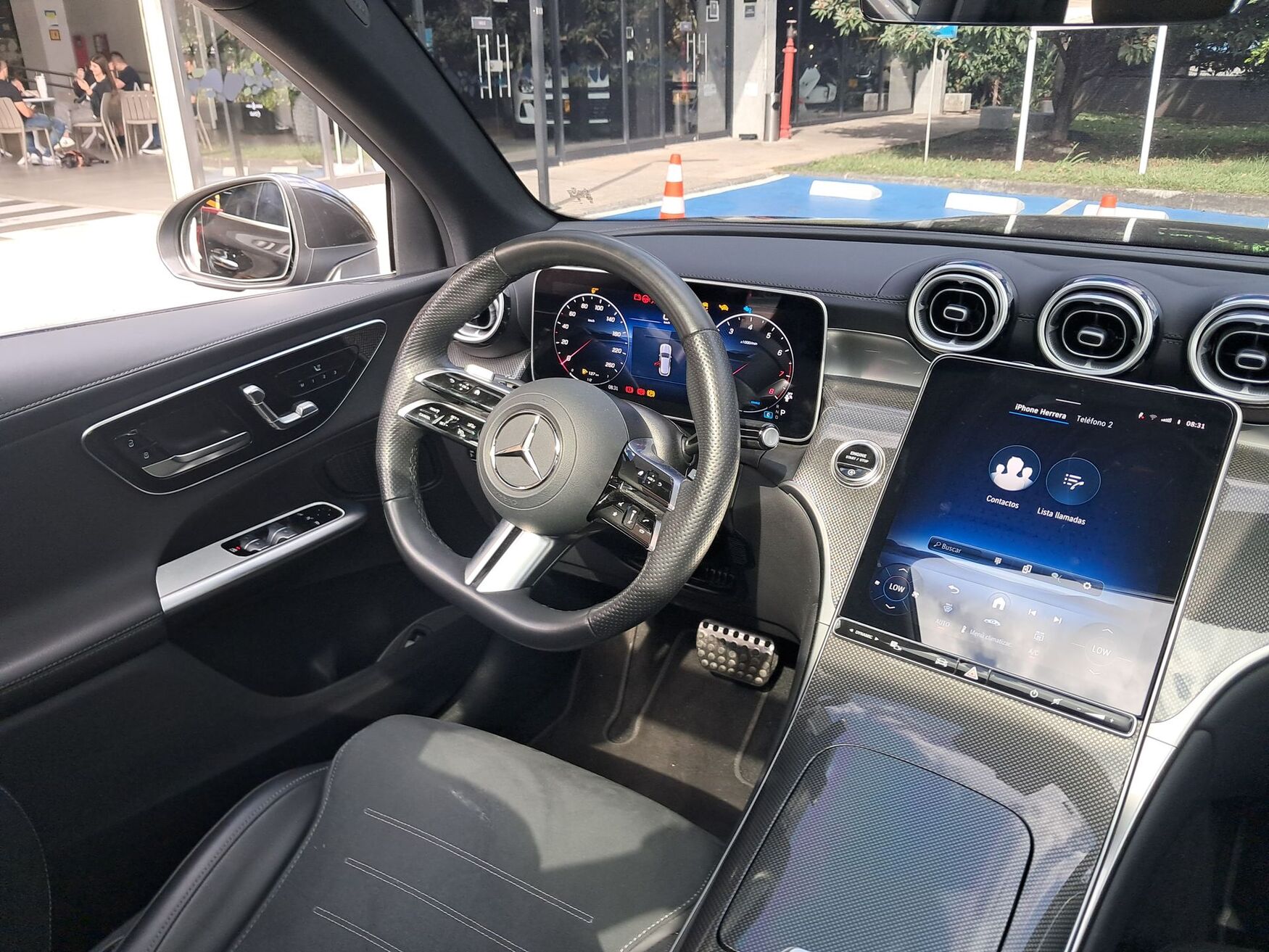 Mercedes Benz - GLC300 - 2025 image number 11