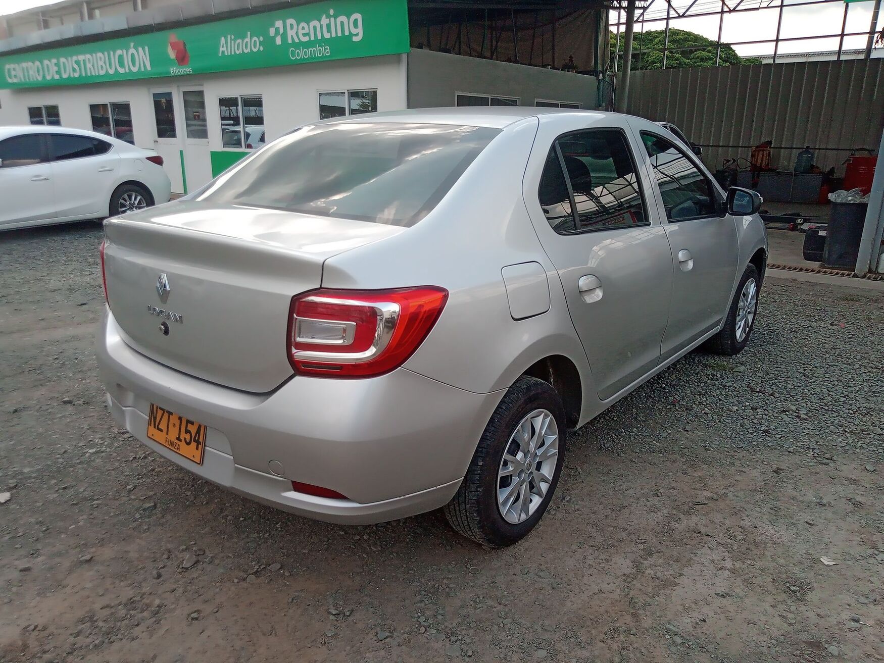 Renault - Logan - 2025 image number 9