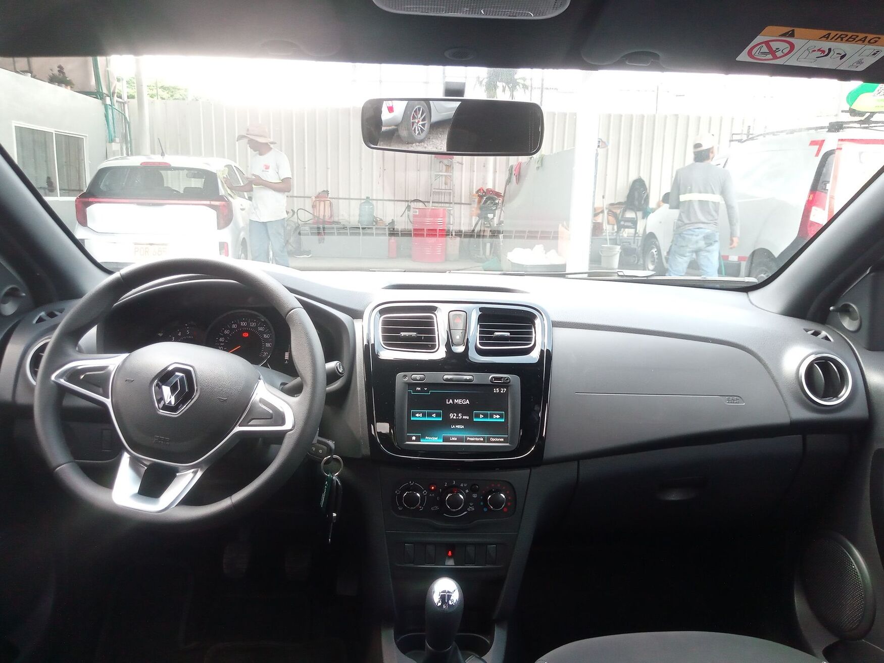 Renault - Logan - 2025 image number 11