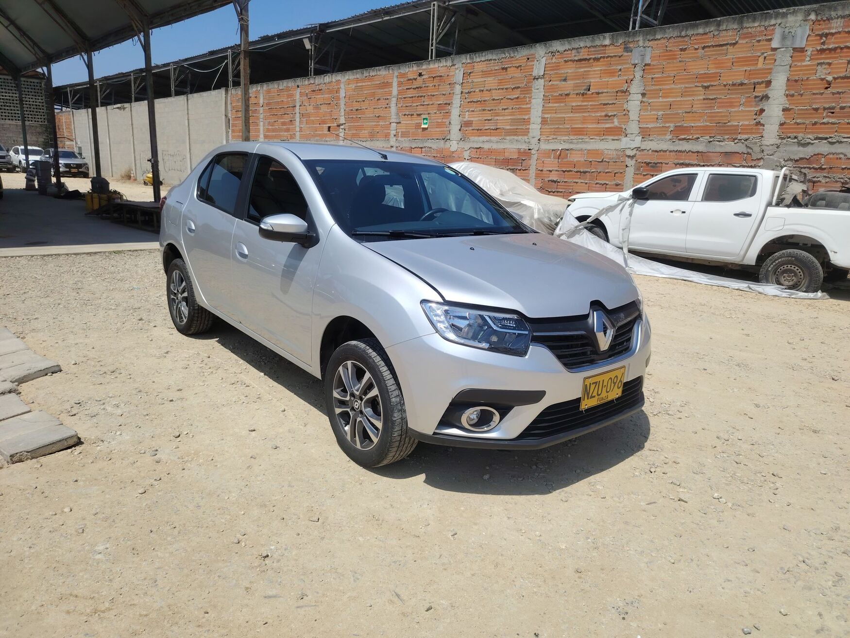 Renault - Logan - 2026 image number 1