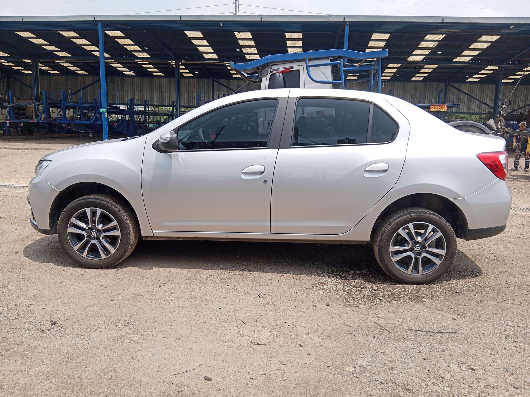 Renault - Logan - 2026 image number 6