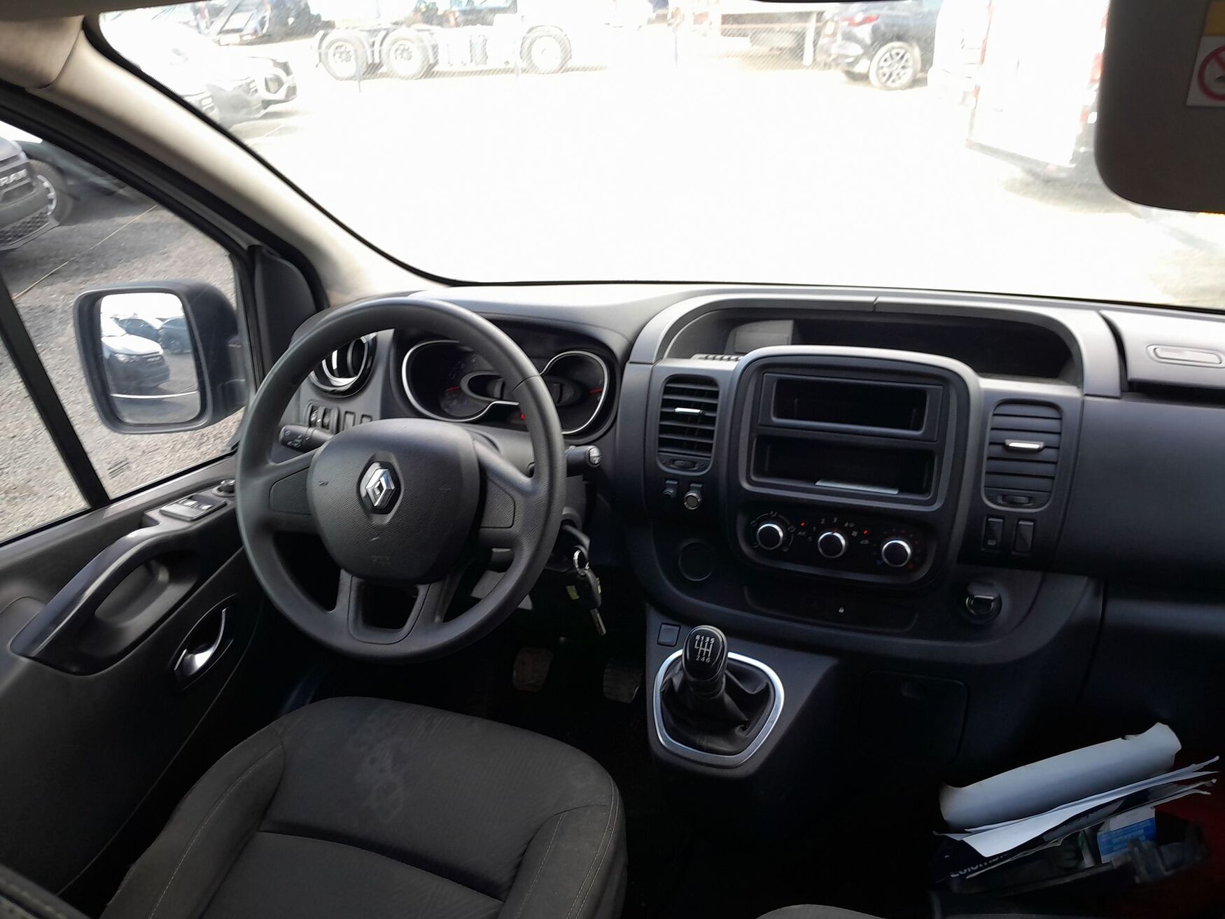 Renault - Trafic - 2021 image number 11