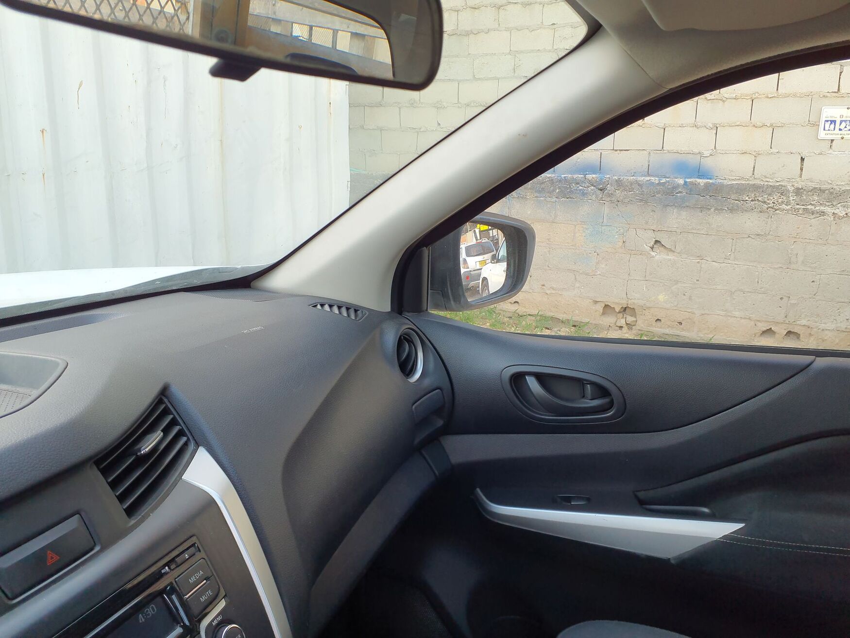 Nissan - Frontier - 2021 image number 2