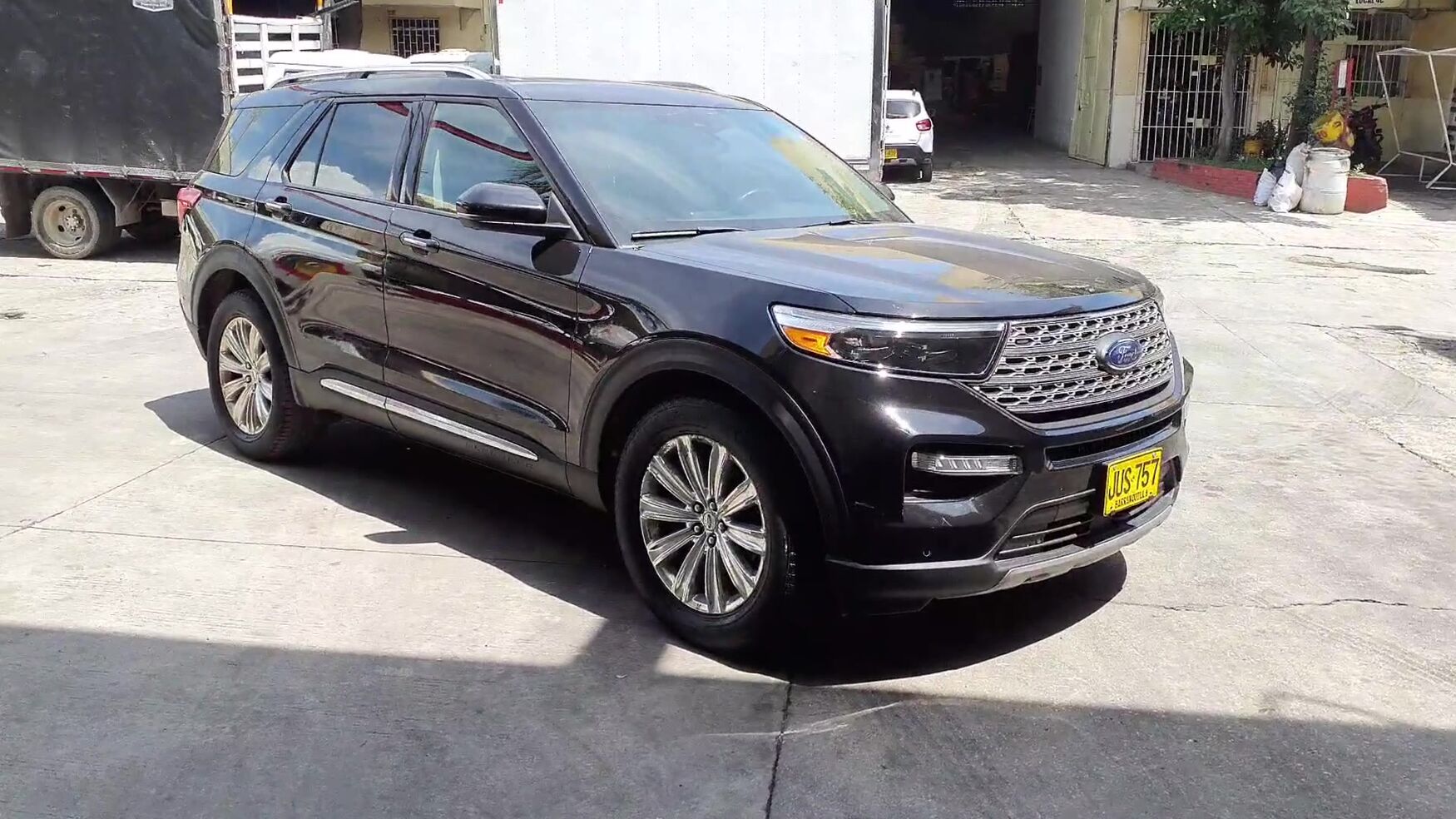 Ford - Explorer - 2021 image number 1