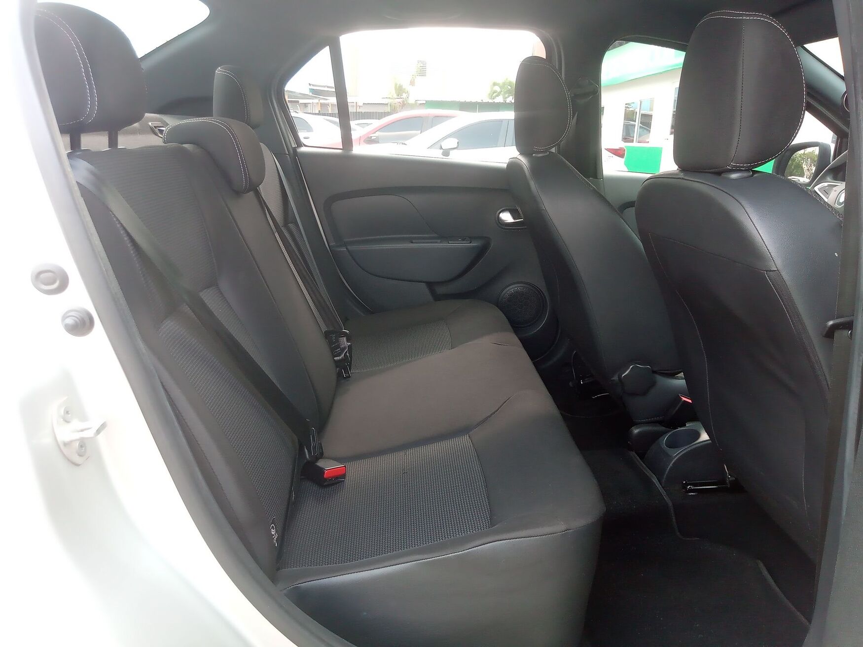 Renault - Logan - 2025 image number 3