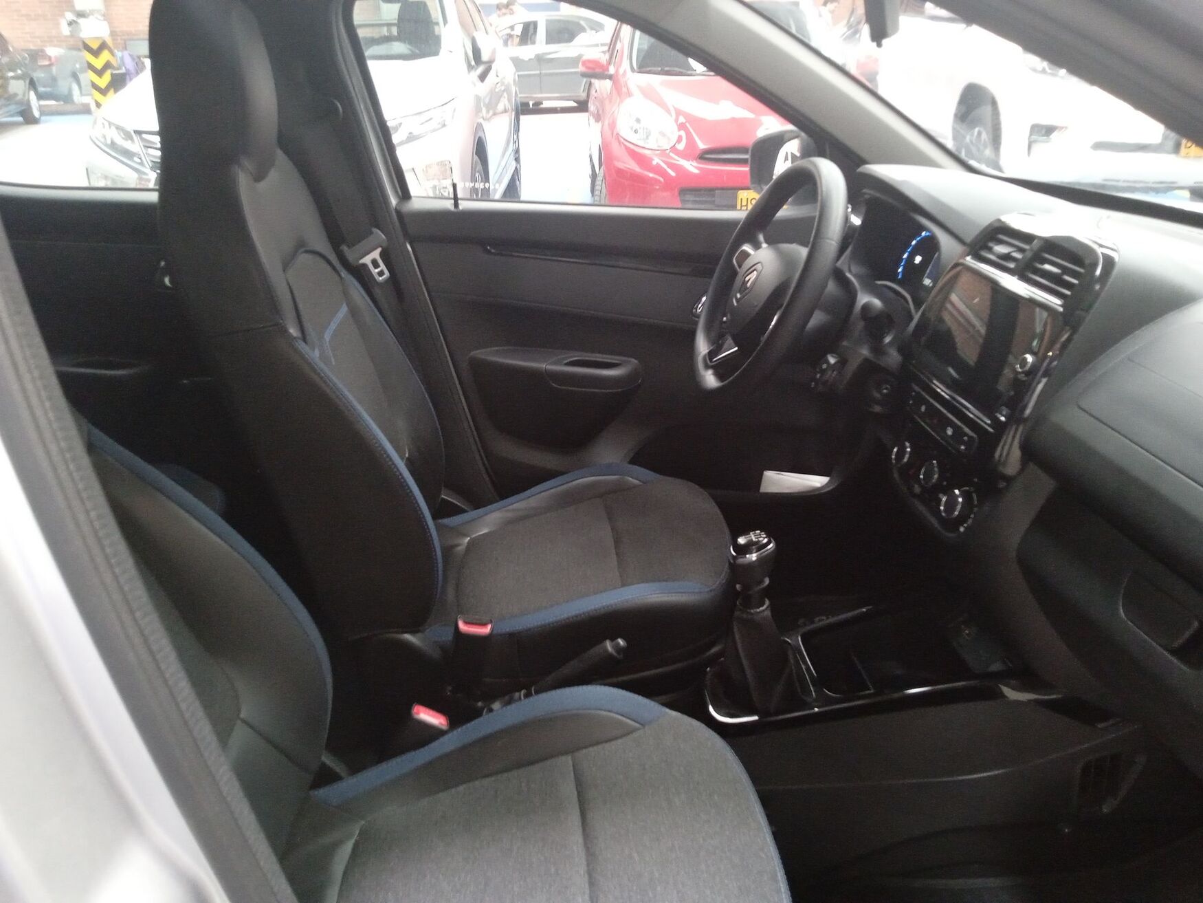 Renault - Kwid - 2025 image number 3