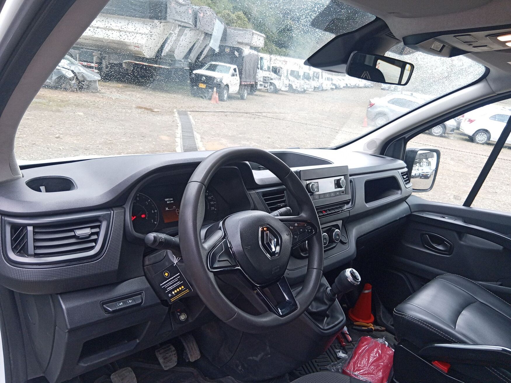 Renault - Trafic - 2024 image number 11