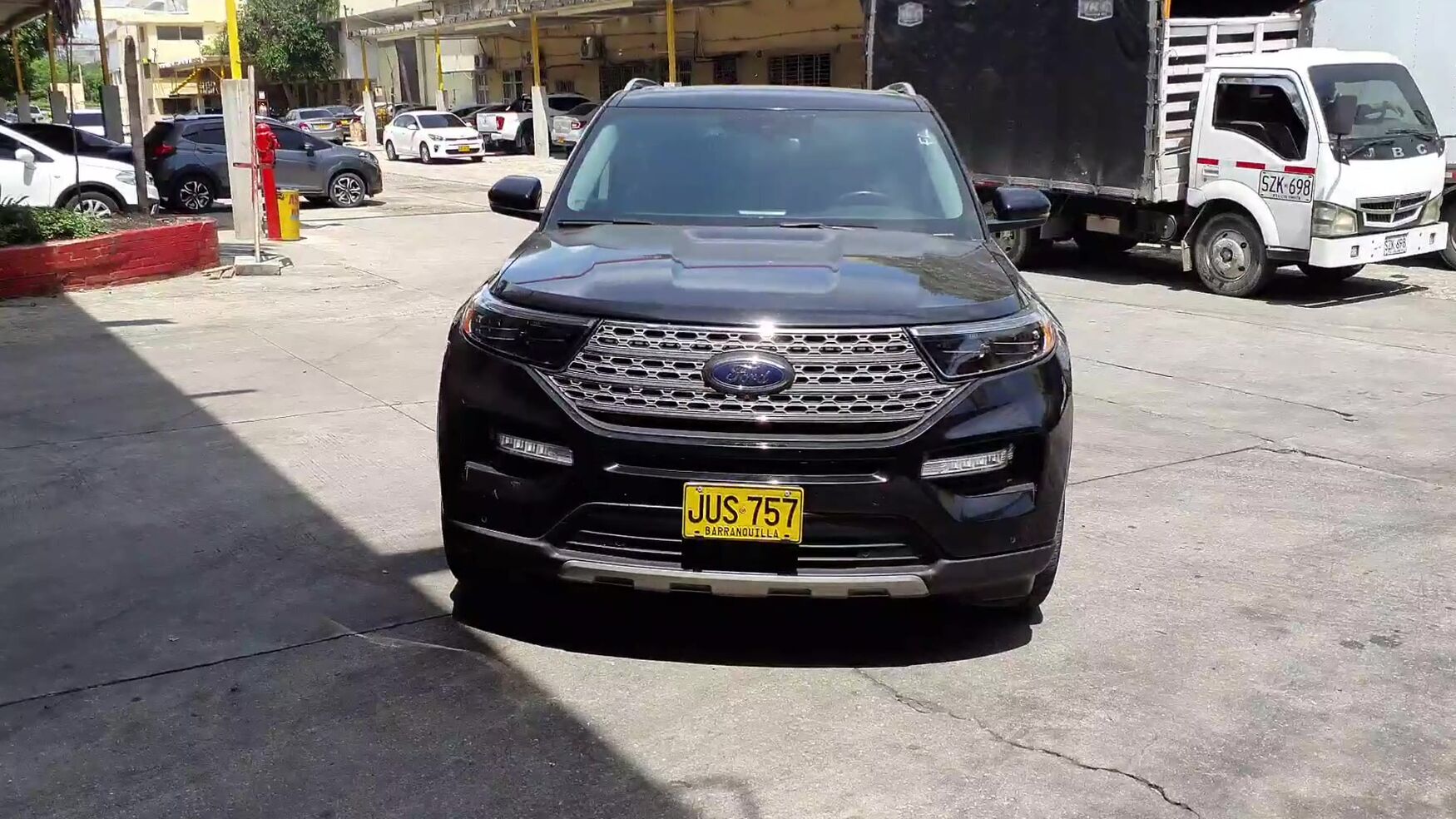 Ford - Explorer - 2021 image number 4