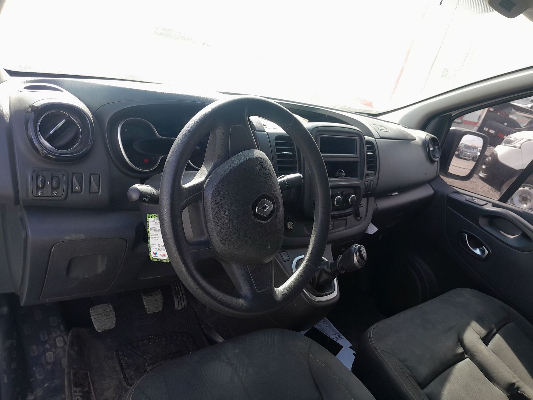 Renault - Trafic - 2021 image number 11