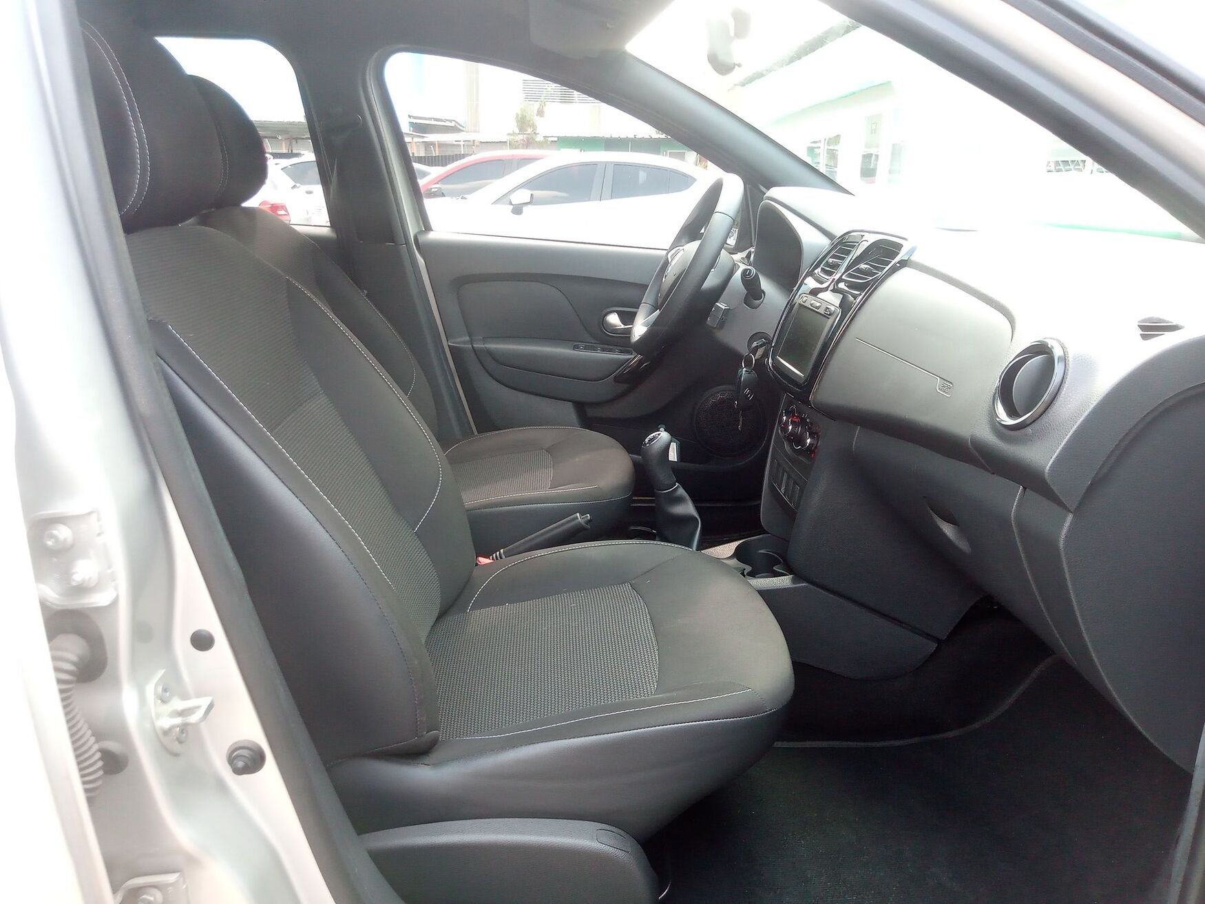 Renault - Logan - 2025 image number 2