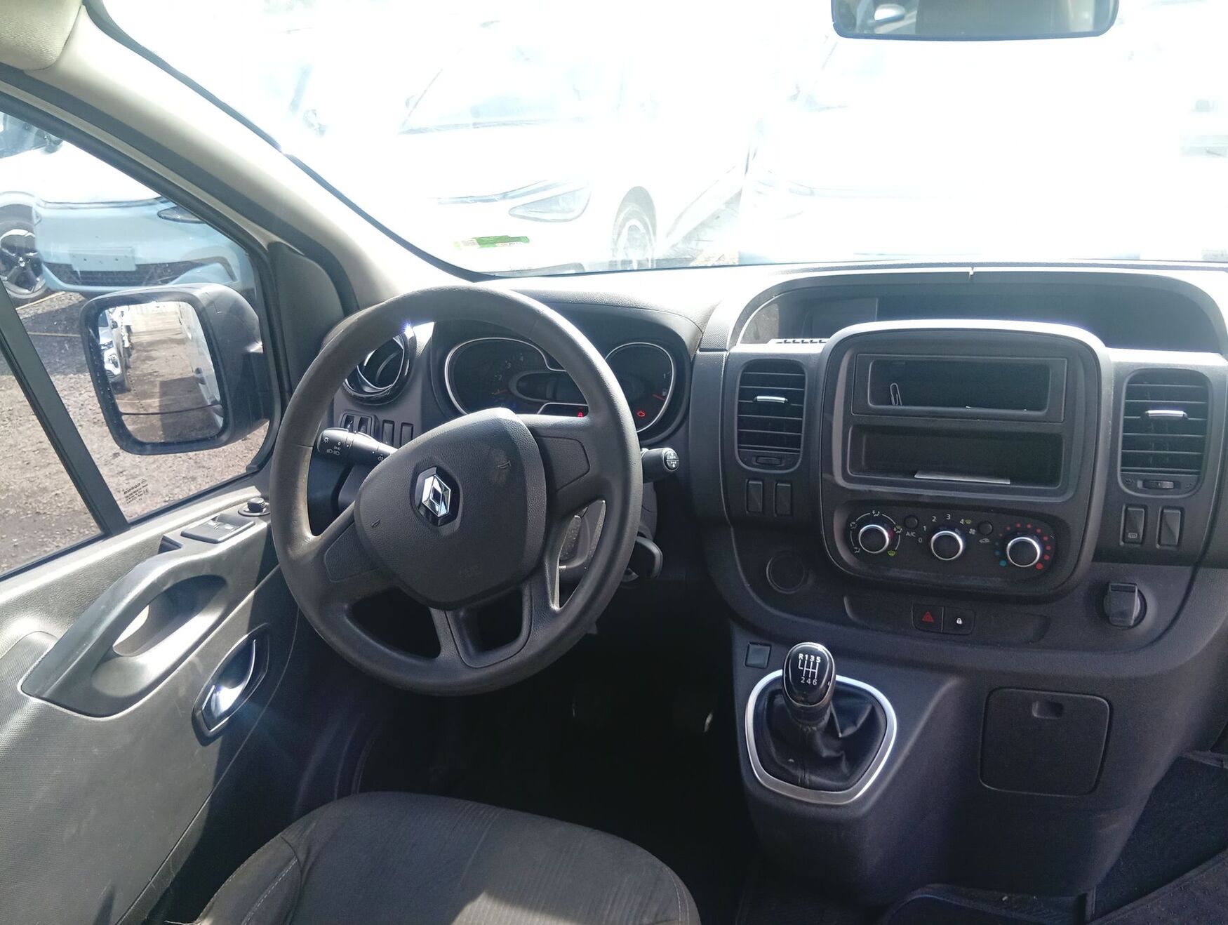 Renault - Trafic - 2021 image number 11