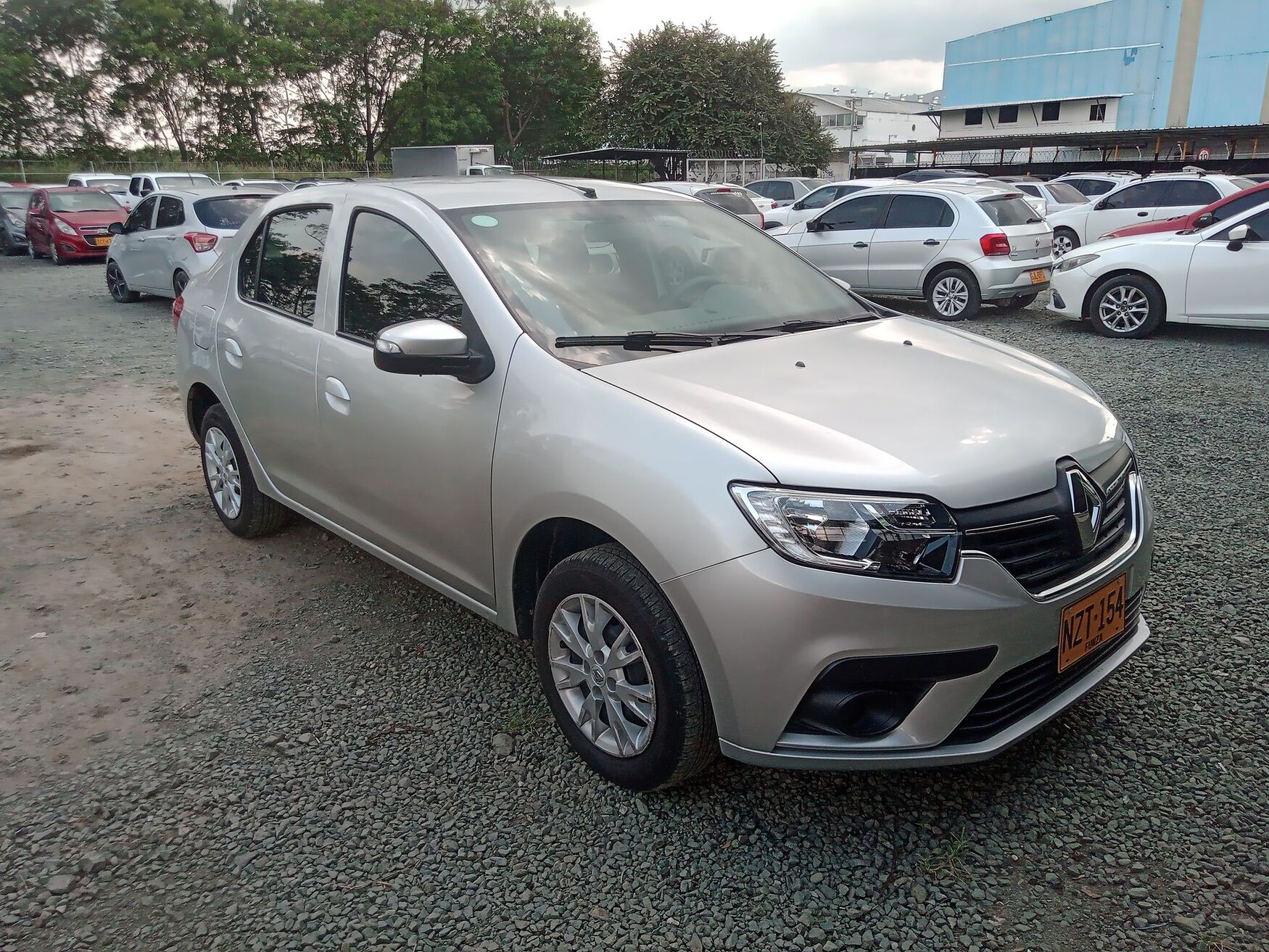 Renault - Logan - 2025 image number 1