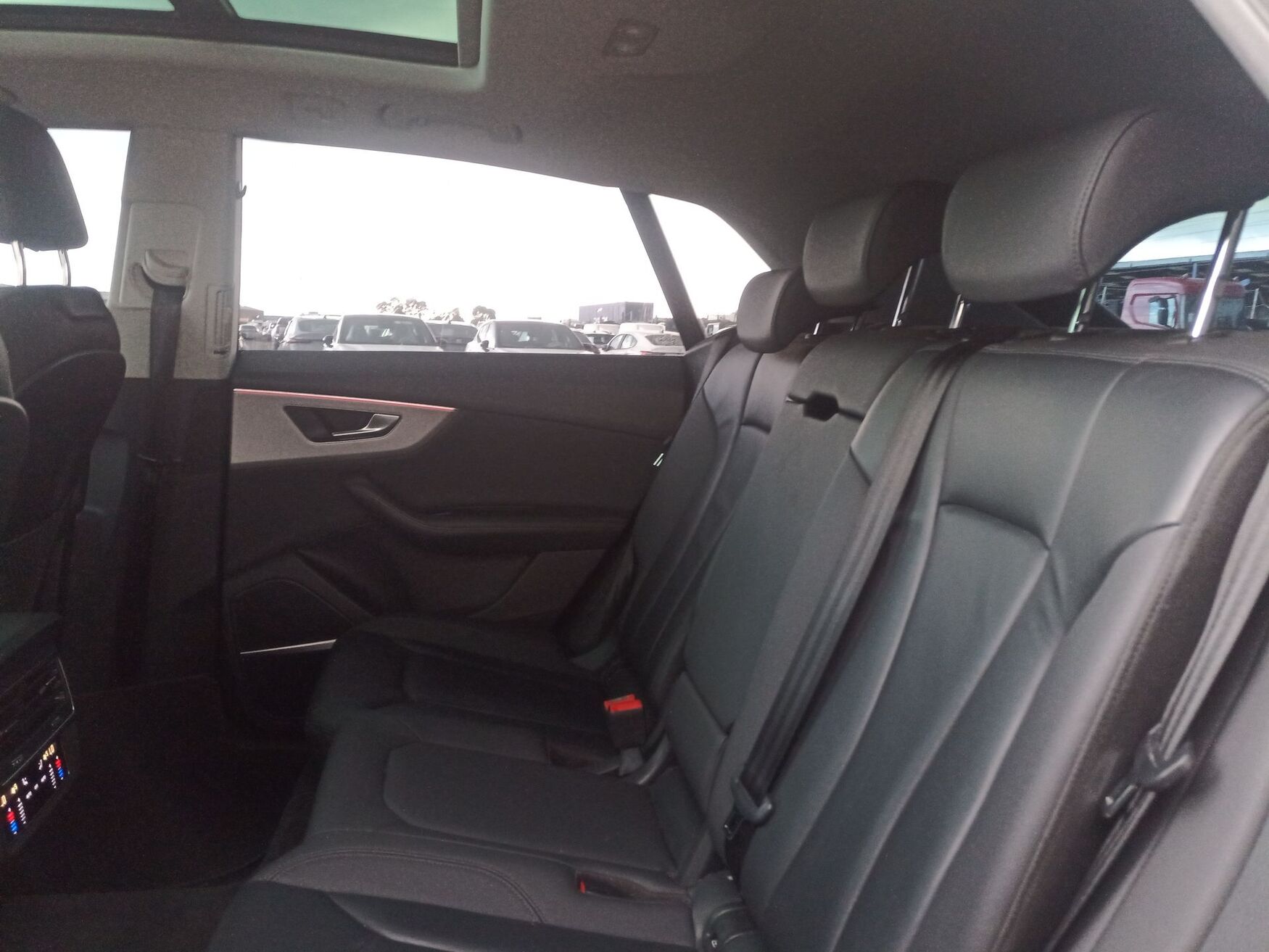 Audi - Q8 - 2022 image number 3