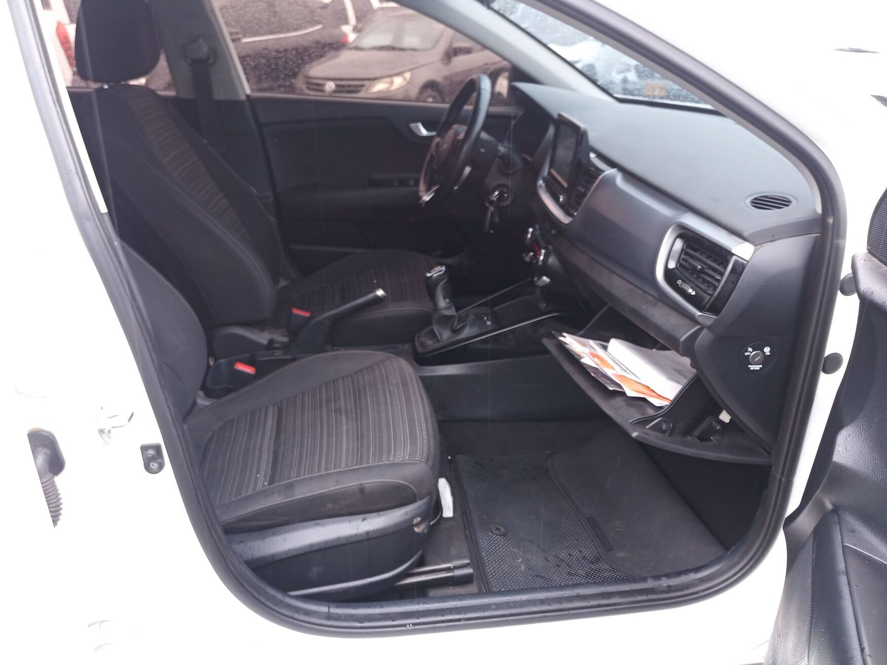 Kia - Stonic - 2023 image number 2