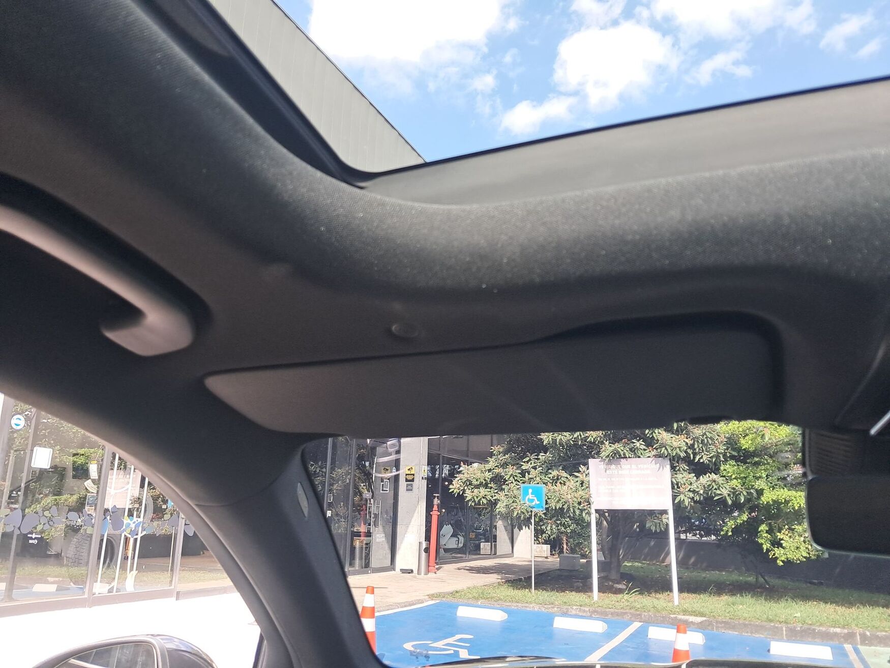 Mercedes Benz - GLC300 - 2025 image number 2