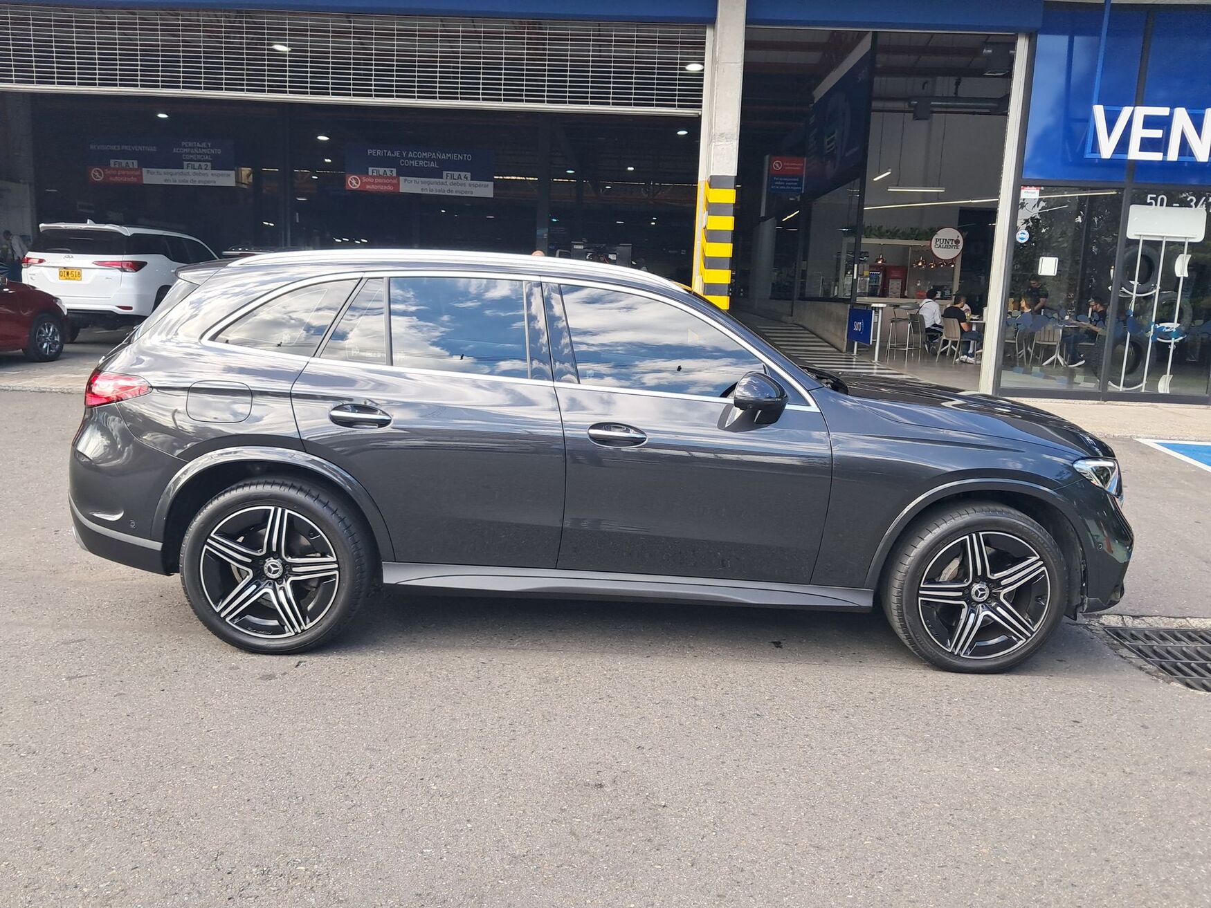 Mercedes Benz - GLC300 - 2025 image number 10